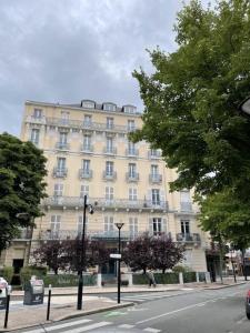 a large building on the side of a street at Vichy : Le 5e - Appartement design dans un ancien palace in Vichy
