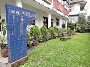 un cartello che legge melleeks di un hotel di fronte a un edificio di Hotel Mhelung a Darjeeling