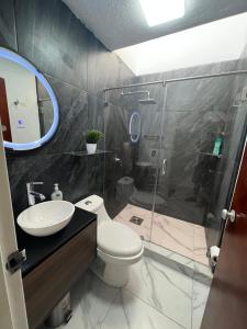y baño con ducha, aseo y lavamanos. en Comfortable apartment with parking, best location en Guadalajara