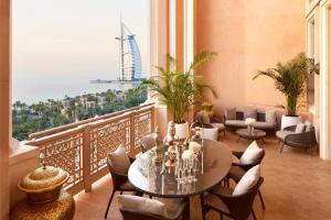 Uma área de estar em Jumeirah Al Qasr Dubai