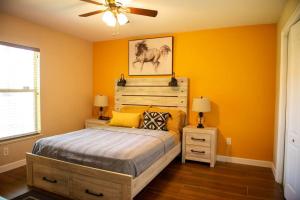 1 dormitorio con 1 cama y ventilador de techo en Charming vacation home in Port St Lucie. en Port Saint Lucie