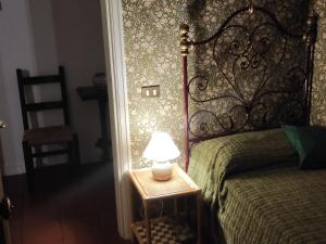 eine Lampe auf einem Nachttisch neben einem Bett in der Unterkunft Nice villa in Ragalna with a nice garden in Ragalna