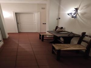 ein Esszimmer mit einem Tisch, Stühlen und einer Tür in der Unterkunft Nice villa in Ragalna with a nice garden in Ragalna