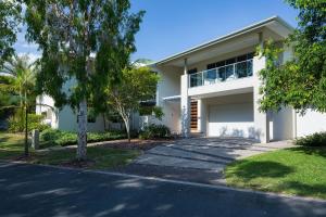 YaroombaにあるYaroomba Beach Houseの木と私道のある白い家