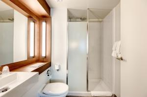 ein Bad mit einer Dusche, einem WC und einem Waschbecken in der Unterkunft Campanile La Roche Sur Yon Centre Gare in La Roche-sur-Yon