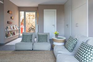 LévktronにあるThe Architect's Villaのリビングルーム(白いソファ、枕付)