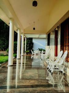Patio nebo venkovní prostory v ubytování Villa Wodeyarmutt Tropical luxury living