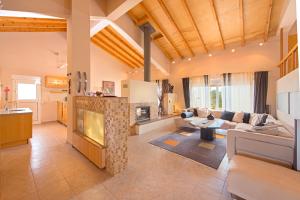 ein Wohnzimmer mit einem Sofa und einem Kamin in der Unterkunft Olive Private Villa Swimming Pool 5 BDR Rhodes Kolymbia in Kolymbia