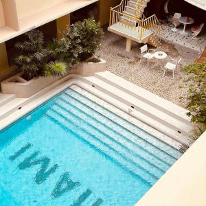 vista sul soffitto di una piscina in un edificio di Miami Hotel Bangkok - SHA Plus a Bangkok