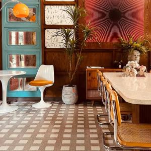 une salle à manger avec une table et des chaises dans l'établissement Hôtel Miami, Bangkok, à Bangkok