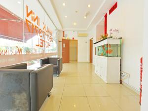 - un hall d'un restaurant avec des chaises et une fenêtre dans l'établissement OYO 582 Hotel Walk Inn, à Malacca