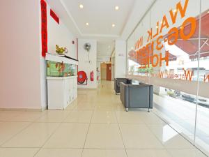 a lobby of a new york store at OYO 582 Hotel Walk Inn in Melaka