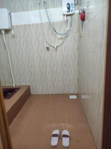 Ένα μπάνιο στο CiTY Roomstay Budget Midtown Kuala Terengganu 2queen beds