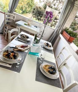 un tavolo con piatti di cibo sopra di Santu Paulu Country House a Posada
