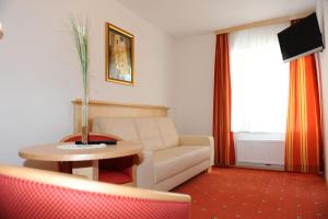 TV a/nebo společenská místnost v ubytování Hotel-Gasthof-Fleischerei - Zur alten Post