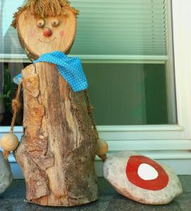 een houten teddybeer op een tafel bij Apartments Mojstrana - Kekec in Mojstrana