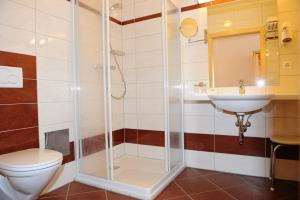 Koupelna v ubytování Hotel-Gasthof-Fleischerei - Zur alten Post + 37 fotografií