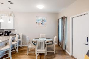 Kuchyň nebo kuchyňský kout v ubytování Las Joyas Bayview Home #217