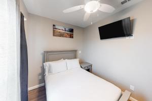 Postel nebo postele na pokoji v ubytování Las Joyas Bayview Home #217