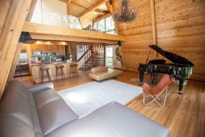 Gallery image of Amazing Cabin-Style House with Decks, Hot Tub & Sun - Permit 2022-STR-2 in Brisbane