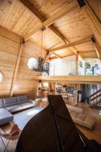 Gallery image of Amazing Cabin-Style House with Decks, Hot Tub & Sun - Permit 2022-STR-2 in Brisbane +47 photos