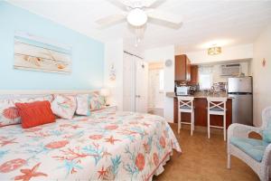 Cet appartement comprend une chambre avec un lit et une cuisine. dans l'établissement Tropic Terrace #31 - Beachfront Rental condo, à St. Pete Beach