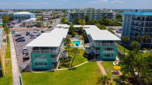 une vue aérienne sur un bâtiment d'une ville dans l'établissement Tropic Terrace #31 - Beachfront Rental condo, à St. Pete Beach