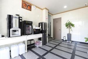 uma sala com duas máquinas de venda automática num quarto em Queen Motel Andong em Andong