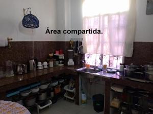 cocina con encimera con fregadero y encimera en Acuarela del Rio H#2 Cerca Aeropuerto Habitación privada con baño, en Guayaquil