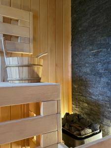 プシェムィシルにあるVilla Sanriverのレンガの壁と木製の階段が特徴のキッチン