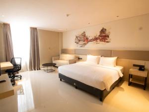 Postel nebo postele na pokoji v ubytování Prime Park Hotel & Convention Lombok