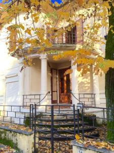 una casa blanca con hojas de otoño en las escaleras en Villa Puccini en Montecatini Terme