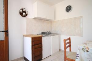 Kuchyň nebo kuchyňský kout v ubytování Apartments by the sea Valun, Cres - 8081