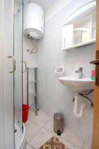 Koupelna v ubytování Apartments by the sea Valun, Cres - 8081