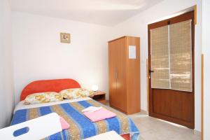 Postel nebo postele na pokoji v ubytování Apartments by the sea Valun, Cres - 8081
