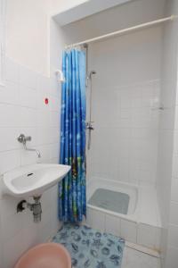 a bathroom with a toilet and a sink and a tub at Apartment Verunic 8104a in Veli Rat