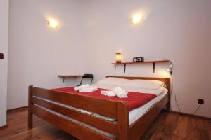 ein Schlafzimmer mit einem Bett mit zwei Handtüchern darauf in der Unterkunft Apartments by the sea Ilovik, Losinj - 8075 in Ilovik