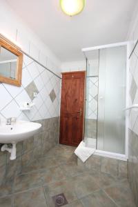 y baño con lavabo y ducha. en Apartments by the sea Ilovik, Losinj - 8075 en Ilovik