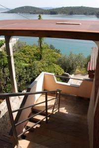 einen Balkon mit Blick auf das Wasser in der Unterkunft Twin Room Luka 8132e in Žman