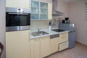 Kuchyň nebo kuchyňský kout v ubytování Apartments with a parking space Punta kriza, Cres - 8082