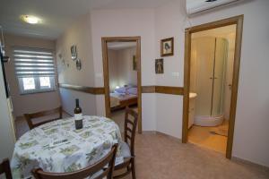 Koupelna v ubytování Apartments with a parking space Punta kriza, Cres - 8082
