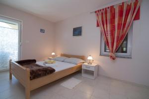 Postel nebo postele na pokoji v ubytování Apartments with a parking space Punta kriza, Cres - 8082