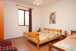 ein kleines Schlafzimmer mit einem Bett und einem Sofa in der Unterkunft Apartments by the sea Zaglav, Dugi otok - 8134 in Sali