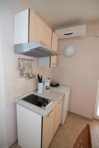 Kuchyň nebo kuchyňský kout v ubytování Apartments with a parking space Punta kriza, Cres - 8082