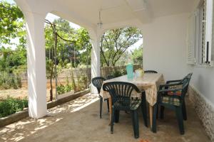 Vonkajšia záhrada v ubytovaní Apartments by the sea Verunic, Dugi otok - 8104