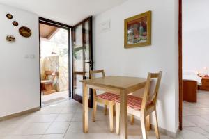Posedenie v ubytovaní Apartments with parking spaces Artatore, Losinj - 8087 + 15 fotografií