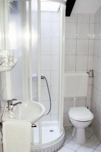 Kúpeľňa v ubytovaní Apartments with parking spaces Artatore, Losinj - 8087