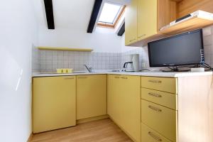 Kuchyňa alebo kuchynka v ubytovaní Apartments with parking spaces Artatore, Losinj - 8087