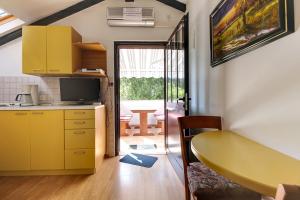 Kuchyňa alebo kuchynka v ubytovaní Apartments with parking spaces Artatore, Losinj - 8087