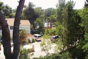 Vonkajšia záhrada v ubytovaní Apartments with parking spaces Artatore, Losinj - 8087